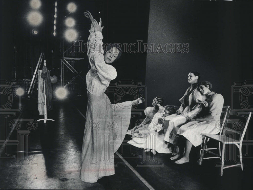 1975 Press Photo UW-Milwaukee&#39;s Jennifer Johnston Dances In Presentation - Historic Images