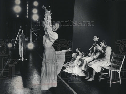 1975 Press Photo UW-Milwaukee's Jennifer Johnston Dances In Presentation - Historic Images