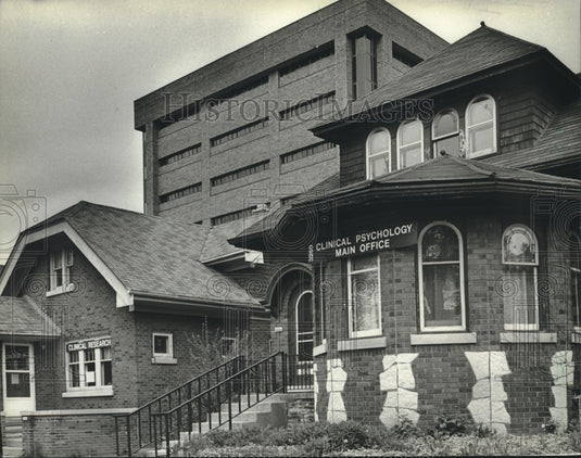 1982, UW-Milwaukee's Houses On Cramer Street Will Be Razed - Historic Images