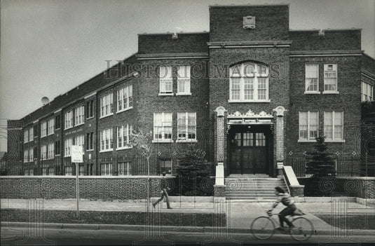 1982 UW-Milwaukee's Hartford Avenue School To Be Purchased And Razed - Historic Images