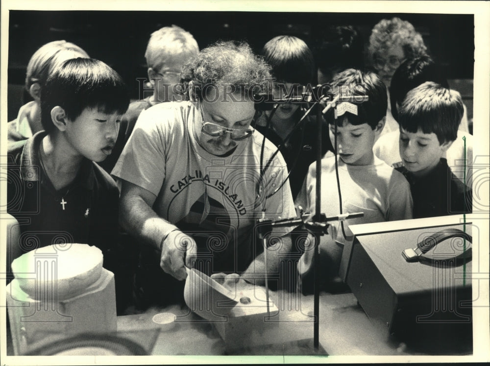 1987, Students watch David Bein do science experiment, Milwaukee - Historic Images