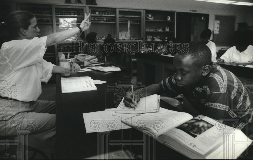 1993 Ann Riegert leads students in a pre-college biology class - Historic Images