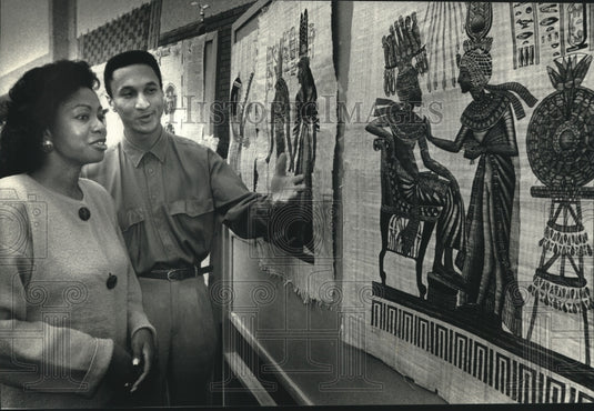 1991 Louise Cunningham, Kevin Cocroft, look at Egyptian paintings - Historic Images