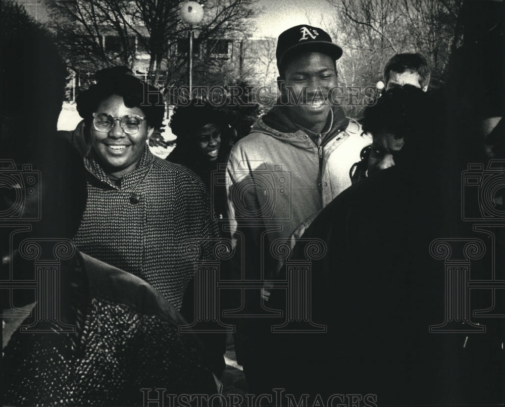 1990 Press Photo Marvel Johnson, Edward Eskridge, visit University of Wisconsin - Historic Images