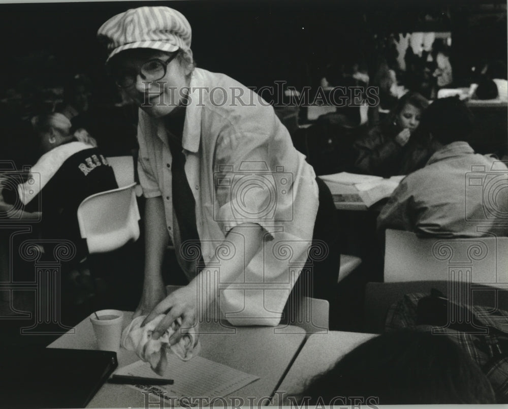 1993 Press Photo Susan Froehlich at University of Wisconsin-Milwaukee Union - Historic Images