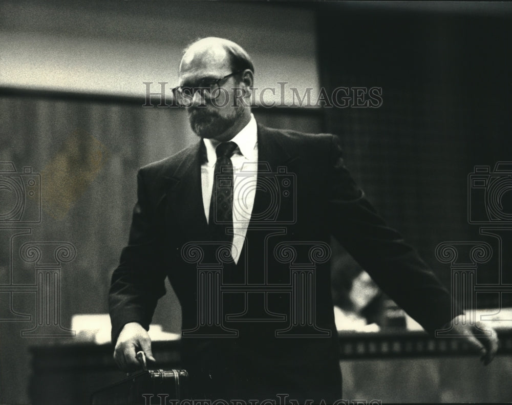 1993, Acting County Parks Director William Tietjen In Courtroom - Historic Images