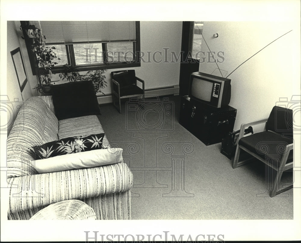 1986 Press Photo Living Room Of Residents Hall At UW-Platteville - mjc25824 - Historic Images