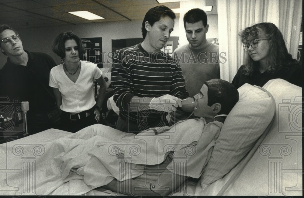 1993 Mark Carranza Does Demonstration At UW-Milwaukee Nursing School - Historic Images