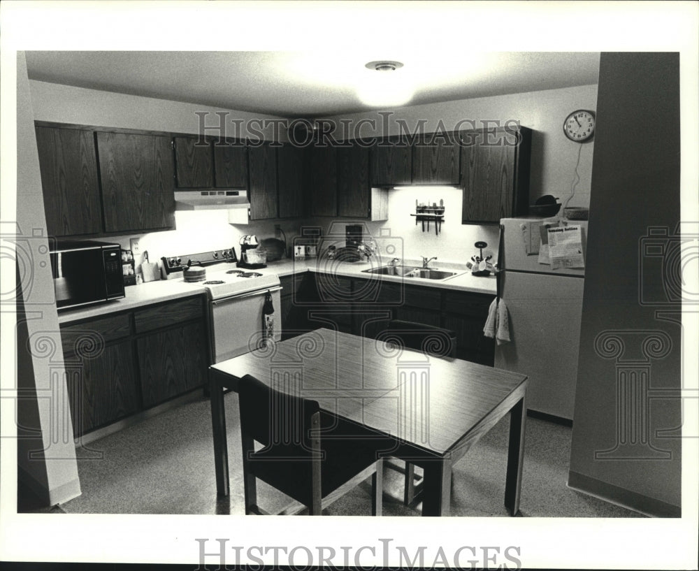 1986 Press PhotoUniversity of Wisconsin -Platteville Residents Hall kitchen - Historic Images
