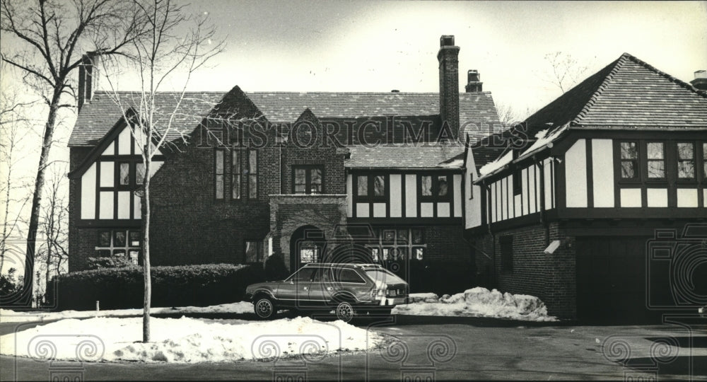 1981 Press Photo Nearly $90,000 spent refurbishing UWM chancellor's house - Historic Images