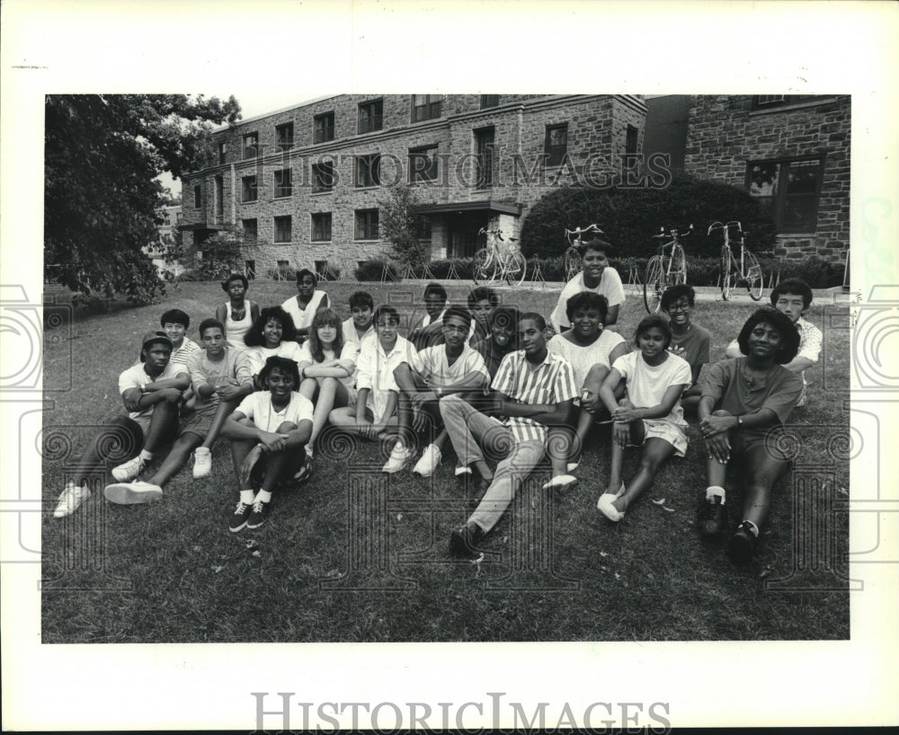 1987 Press Photo UW-Madison Minority Students Pose Behind Kronshage Hall - Historic Images