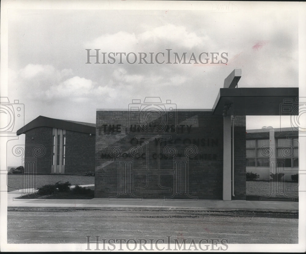 1962, New University of Wisconsin center at Manitowoc on lakeshore - Historic Images