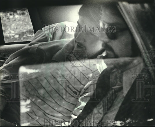 1983 Press Photo Anthony J. Peters with federal authorities after arrest in WI - Historic Images