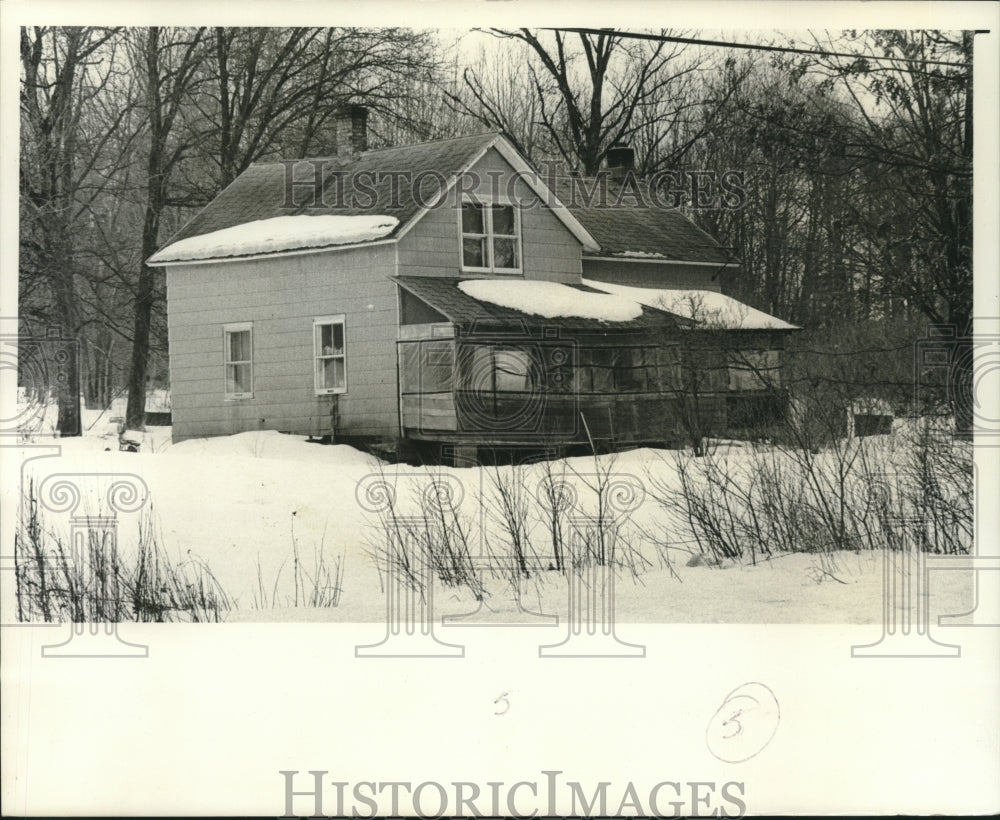 1976 Press Photo Menominee Indian Michael Sturdevant&#39;s Home In Kenesha Wisconsin - Historic Images