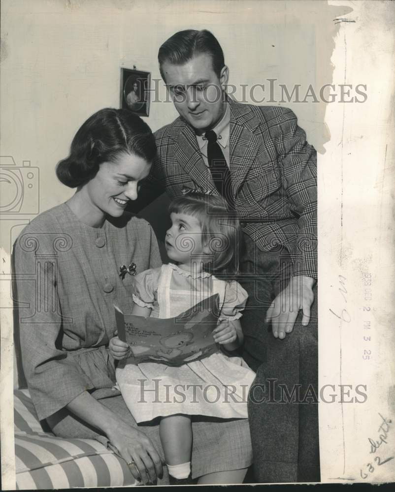1946, Mr. and Mrs. Paul Sprinz of Chicago and their daughter Pamela - Historic Images