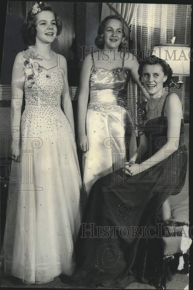 1939, Bettie Harnischfeger, Mary Wiener, Sallie Spence - mjc25979 - Historic Images