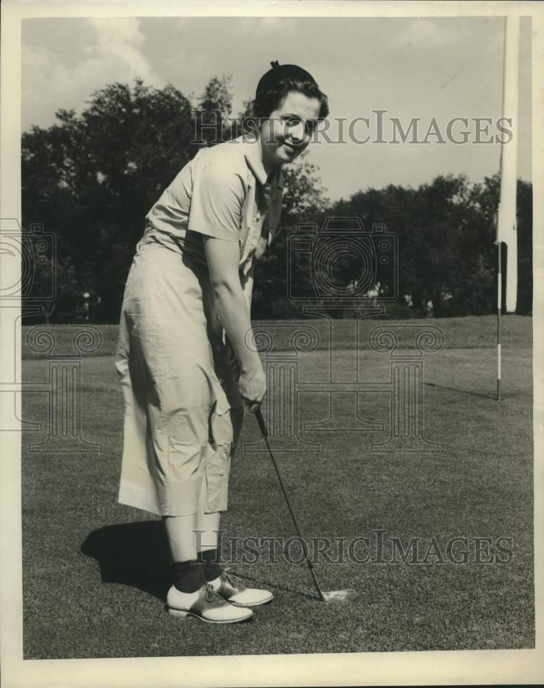 Press Photo Socialite Mary Stratton playing golf - mjc26022 - Historic Images