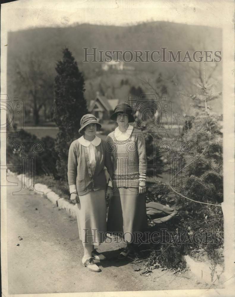 Press Photo Miss Peggy Falk and Miss Caroline Eshman, at Hot Springs, Virginia. - Historic Images