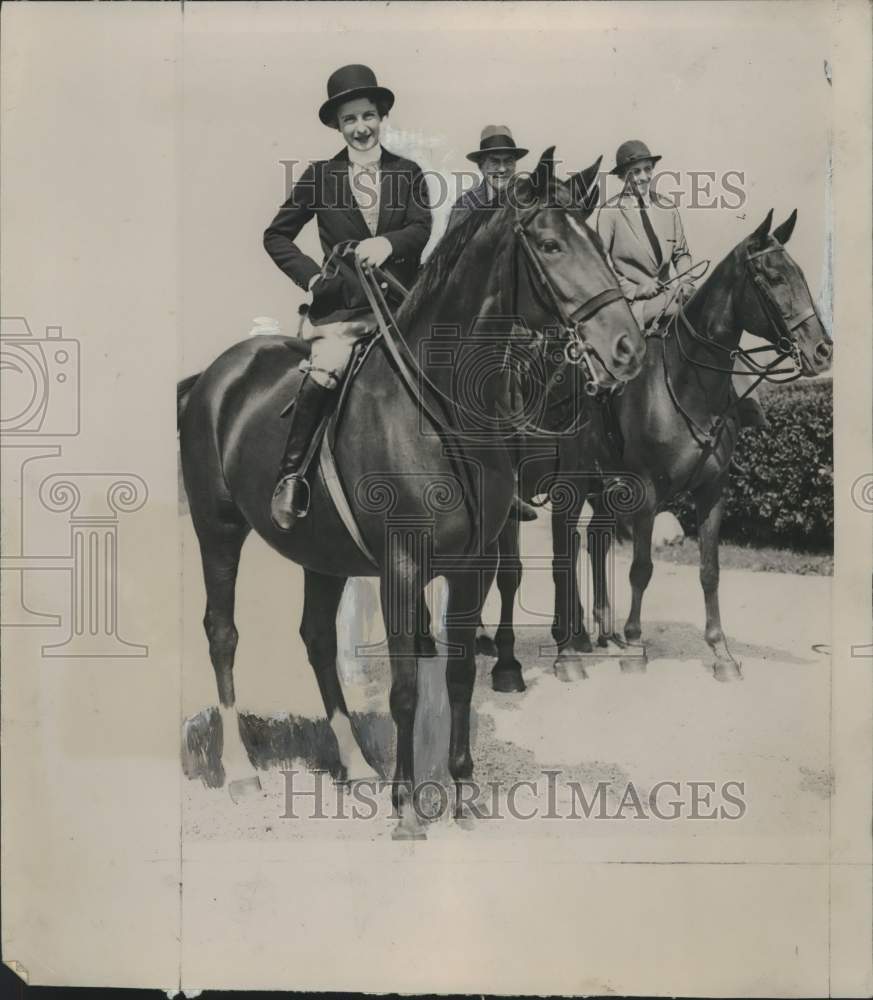 1935, Mrs. Eileen Sherry &amp; others at the Milwaukee Hunt Club - Historic Images