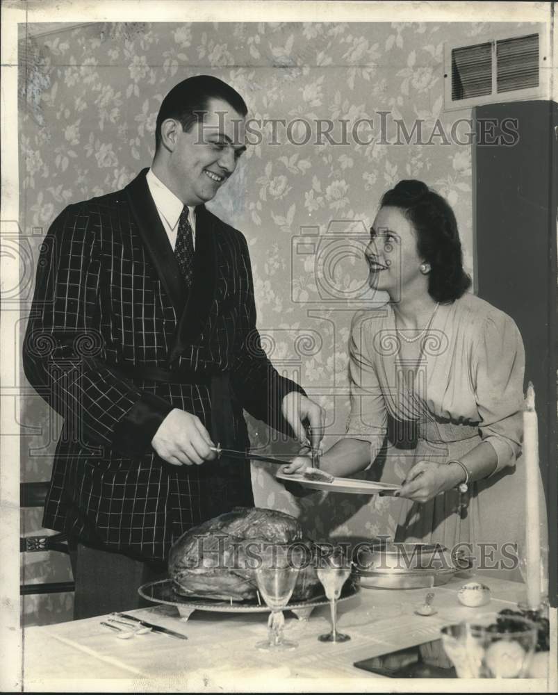 1942 Press Photo Mr. and Mrs. Len J. and Doris Schlitz on Thanksgiving Milwaukee - Historic Images