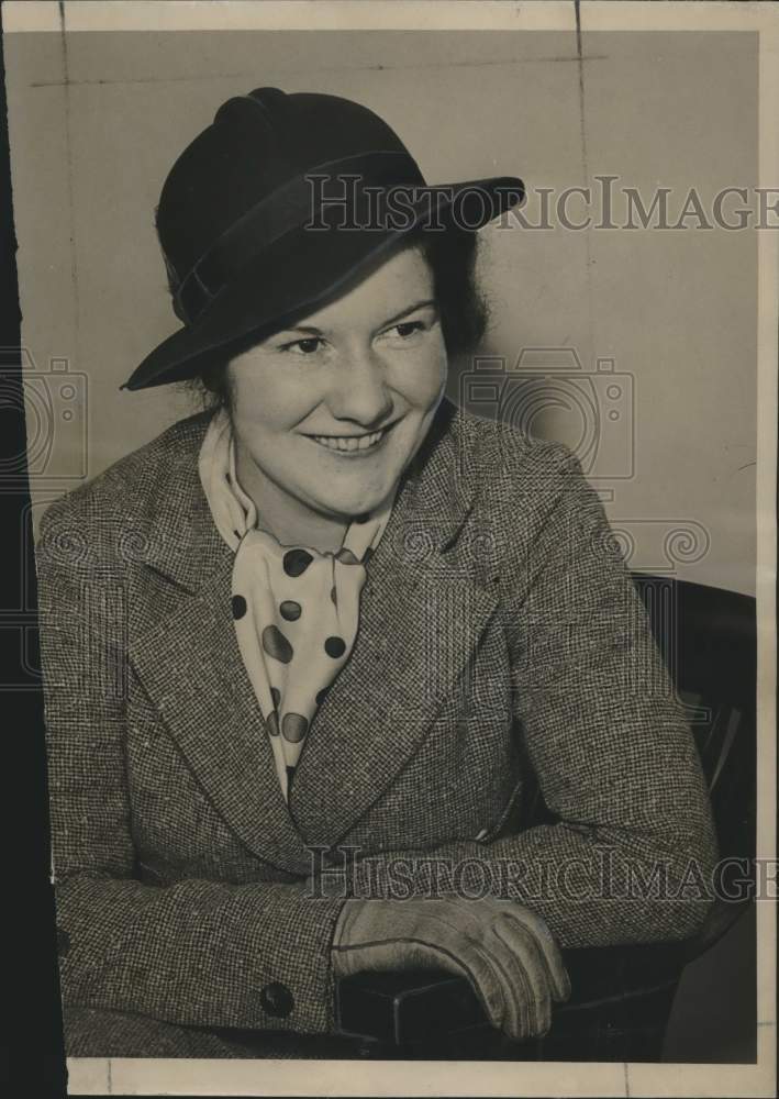 1935, Margaret Reilly, Milwaukee society hosts dance at Pfister hotel - Historic Images