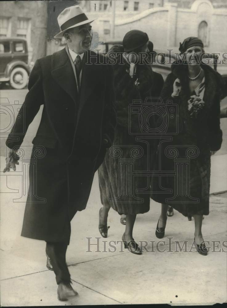 1933, Harry Swigart, Mrs. Harry Swigart, and Mrs. Thomas H. Spence - Historic Images