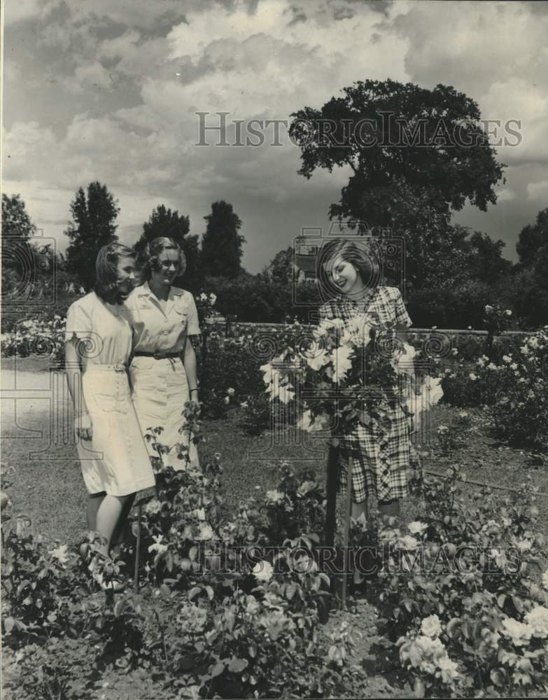 1945 Press Photo Sally Gruetzmacher, Sally Wood and Gloria Gentelene - mjc26241 - Historic Images