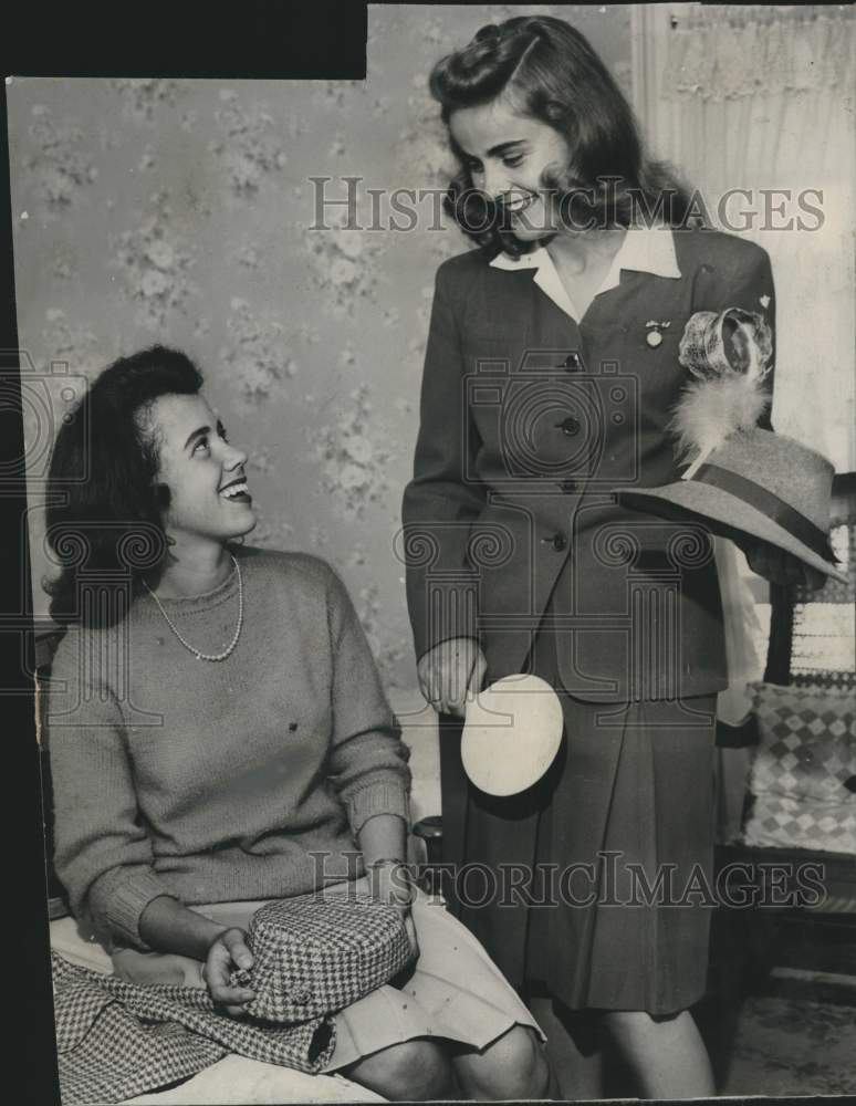 1944 Press Photo Betty Selzer and Patty Ryan talk of the University of Wisconsin - Historic Images