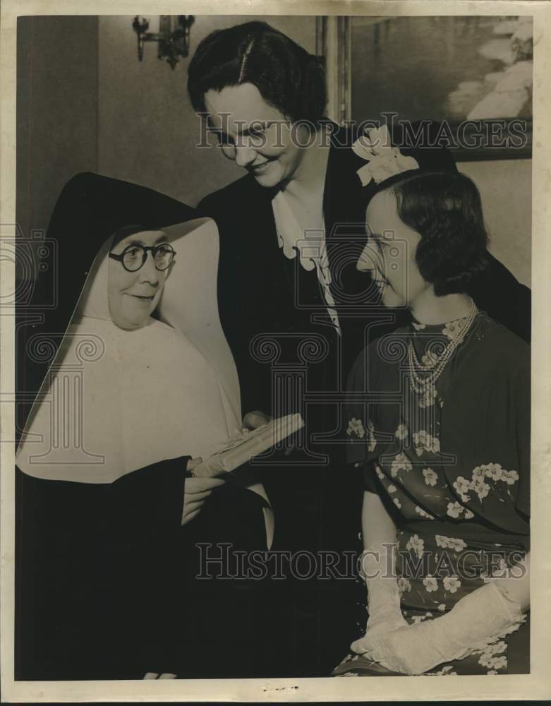 1940, Mt. Mary College-Sister Mary Eugene Coleman with Alumnae - Historic Images