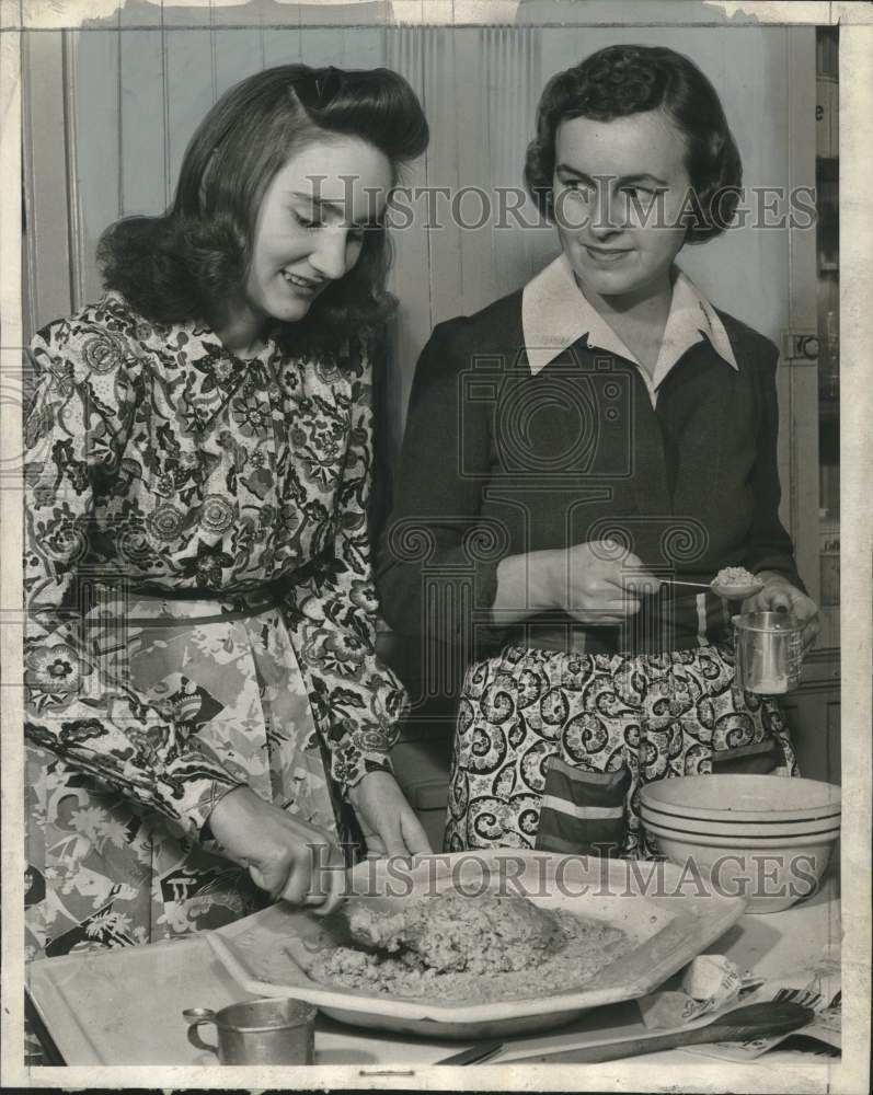 1941 Press Photo Joan Bunde and Mrs.C Rodman Kilham bake for Milwaukee auxiliary- Historic Images