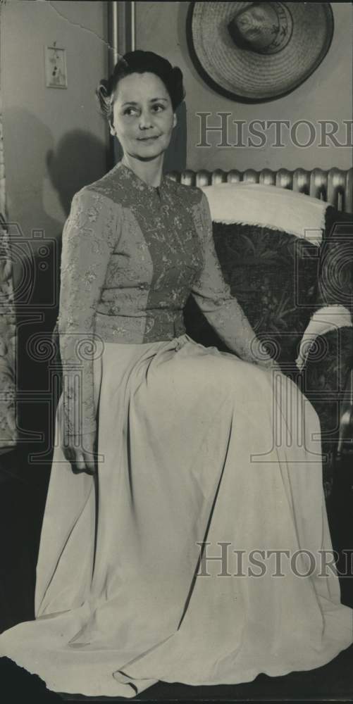 1940, Mrs. M. W. Sheldon, College Women's Club Milwaukee society - Historic Images