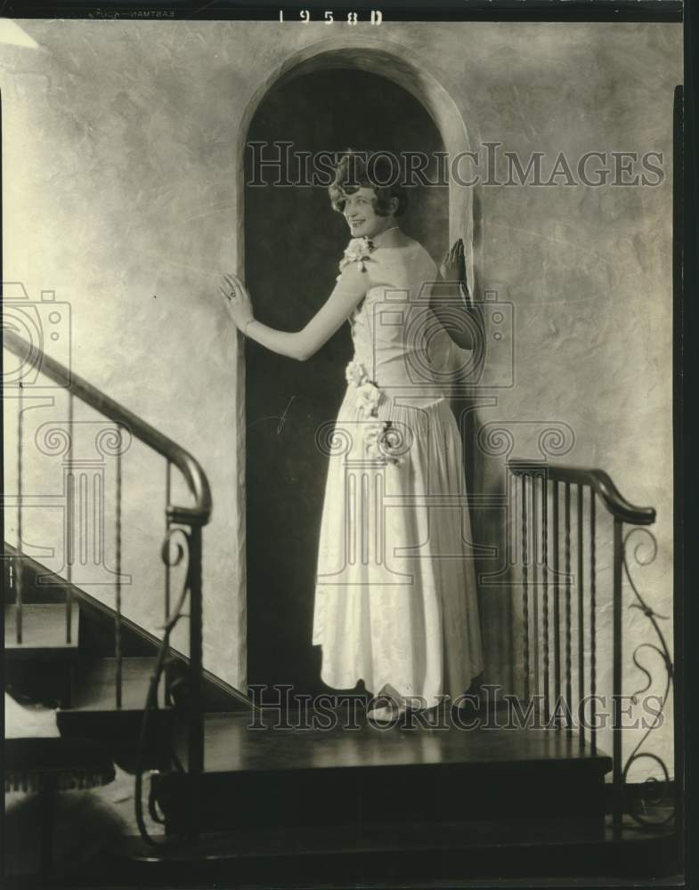 Press Photo Mrs. Richard W. Werner standing in a doorway - mjc26442 - Historic Images