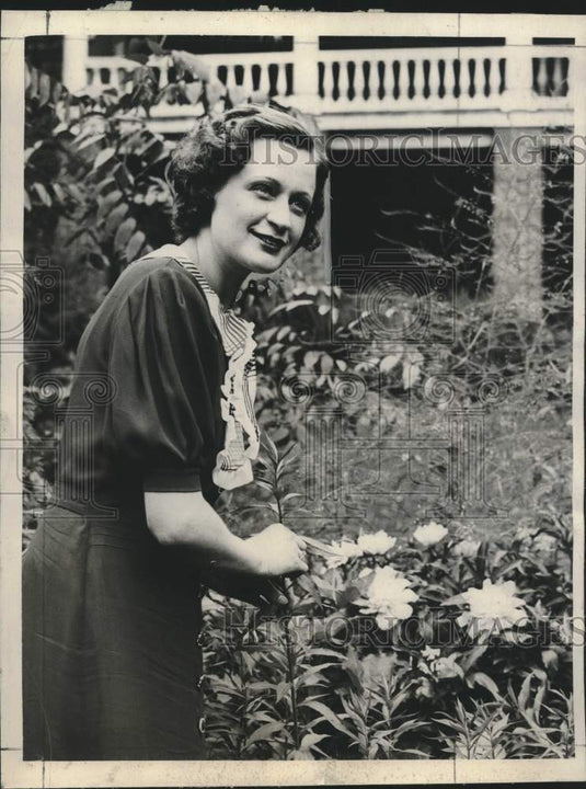 1934, Siri Hokanson at her home in River Hills, Wisconsin - mjc26478 - Historic Images