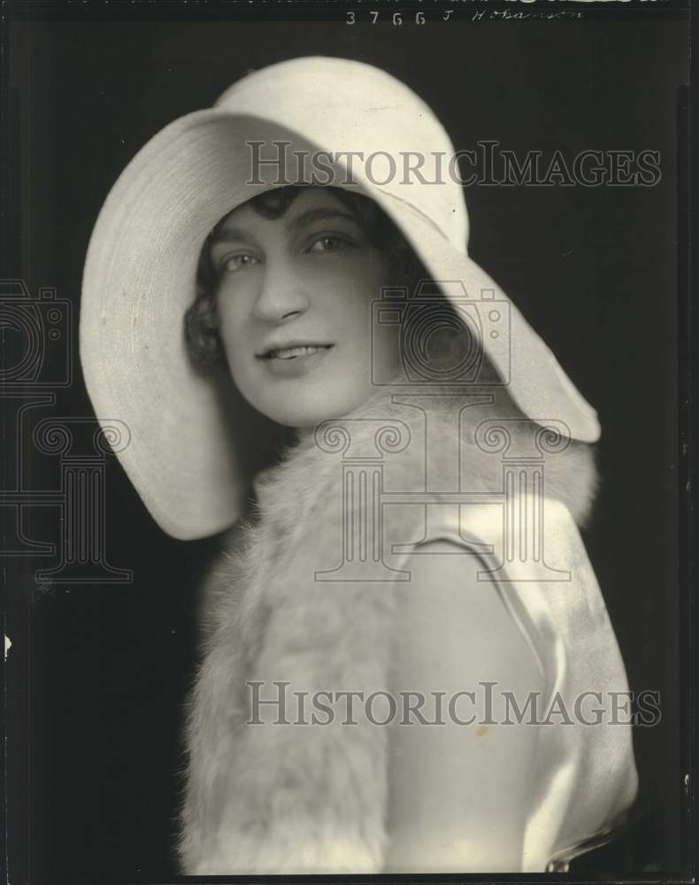 Press Photo Siri Hokanson - mjc26492 - Historic Images