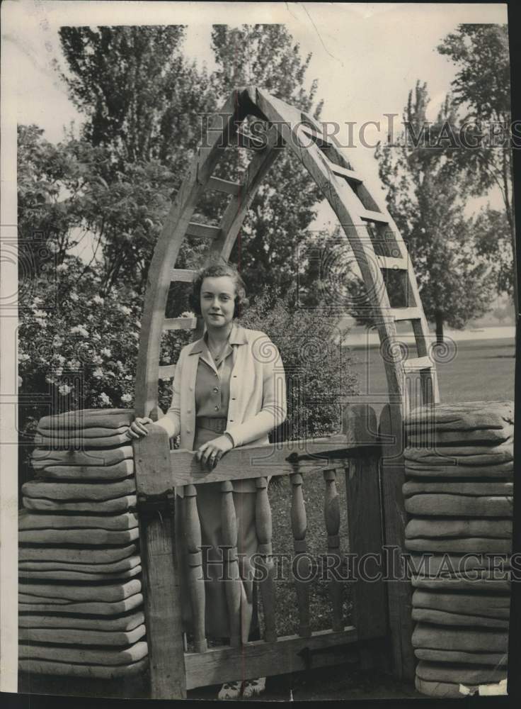 1939, Jane Bradley at her family estate, River Hills - mjc26513 - Historic Images
