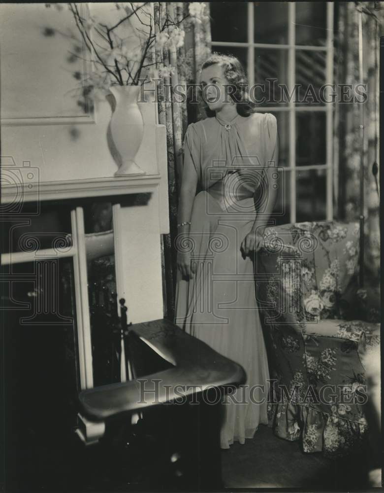 1941, Jane Lynde Bradley in her parents home, River Hills - mjc26517 - Historic Images