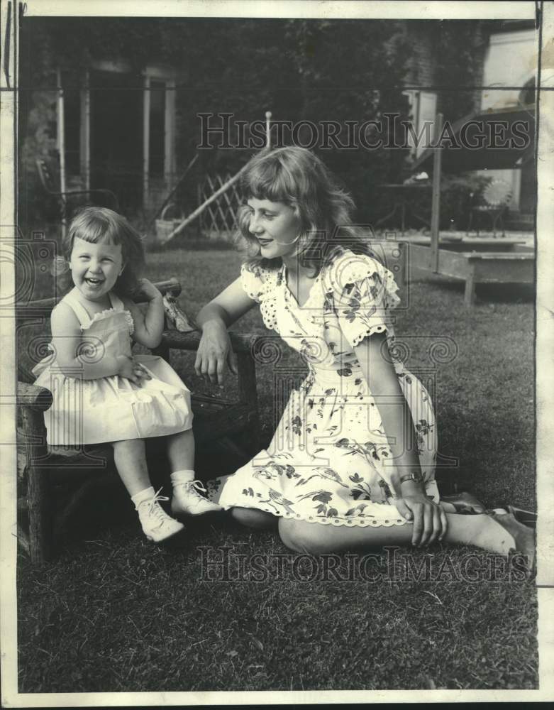 1945 Press Photo Pamela Winston with her aunt Cynthia Bartlett, River Hills- Historic Images