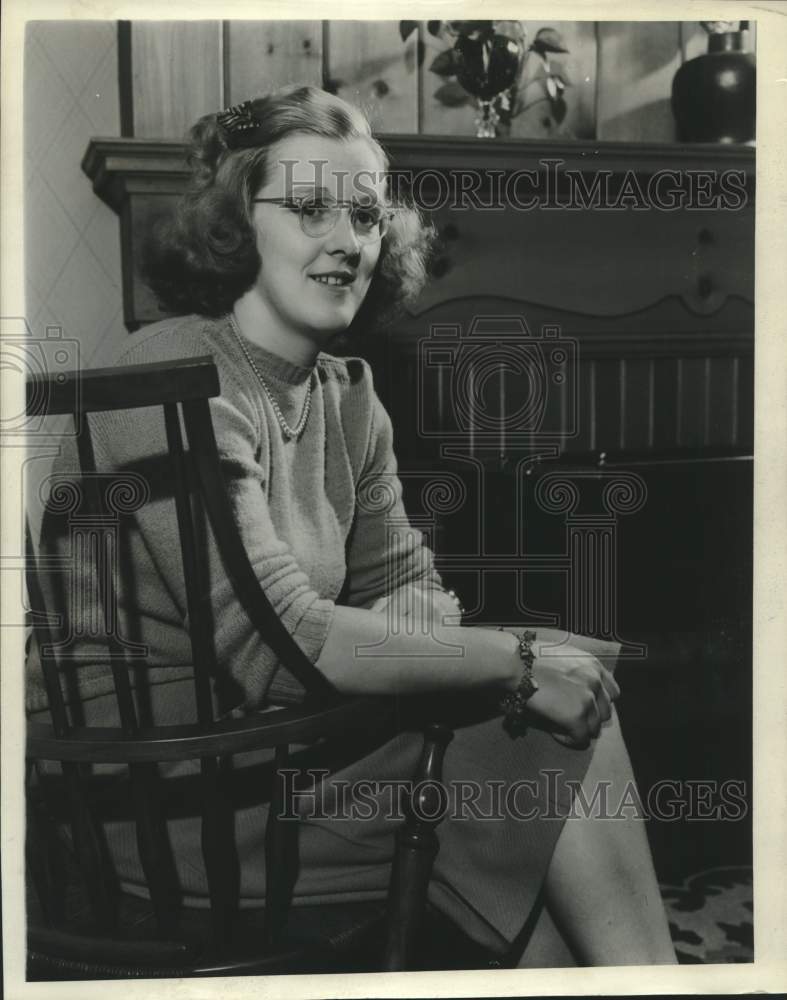 1940, Virginia Wollaeger of Milwaukee, engaged to be married. - Historic Images