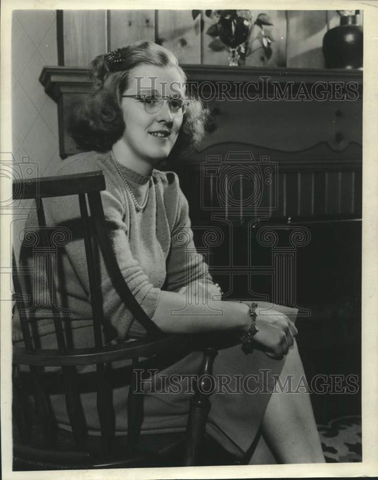 1940, Virginia Wollaeger of Milwaukee, engaged to be married. - Historic Images