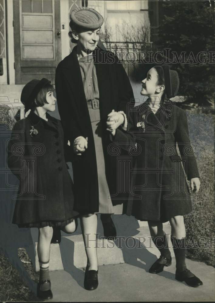 1939, Mrs. Richard Stone &amp; her children Sheila &amp; Virginia, Wisconsin - Historic Images