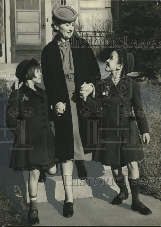 1939, Mrs. Richard Stone & her children Sheila & Virginia, Wisconsin - Historic Images