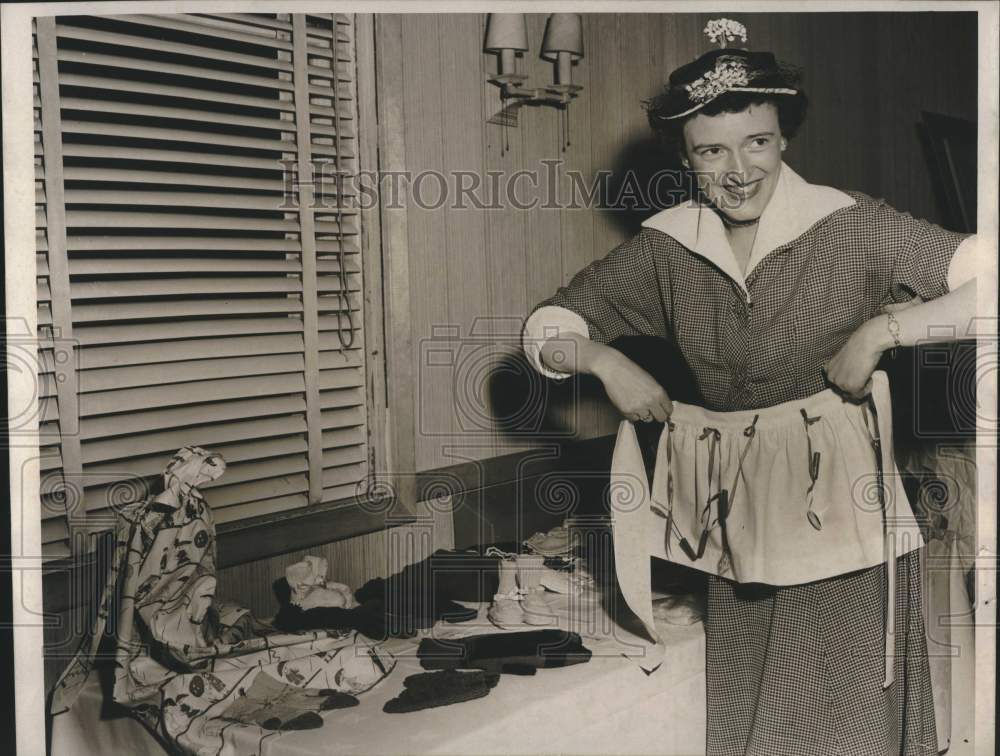 1953 Mrs. Robert Stevens at The Town Club Hobby Show - Historic Images