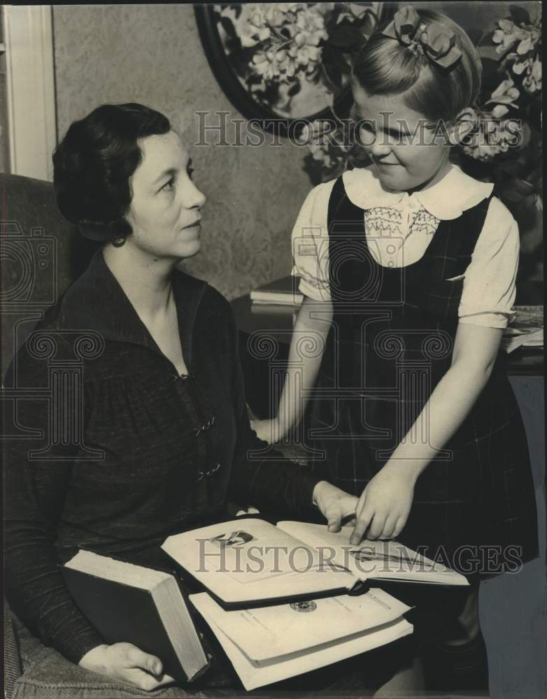 1938, Mrs. Douglas Walker and Nancy, Milwaukee Junior league. - Historic Images