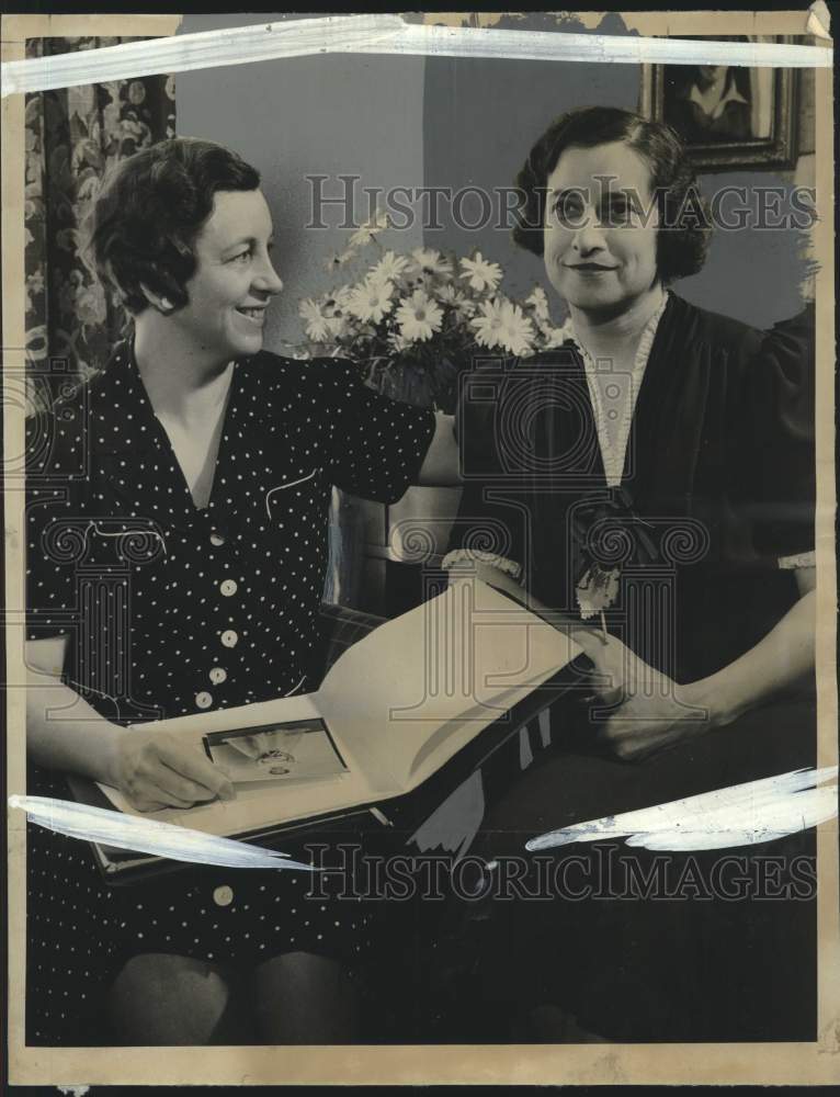 1939, Mrs. Douglas Walker and Mrs. Grattan Rourke in Milwaukee. - Historic Images
