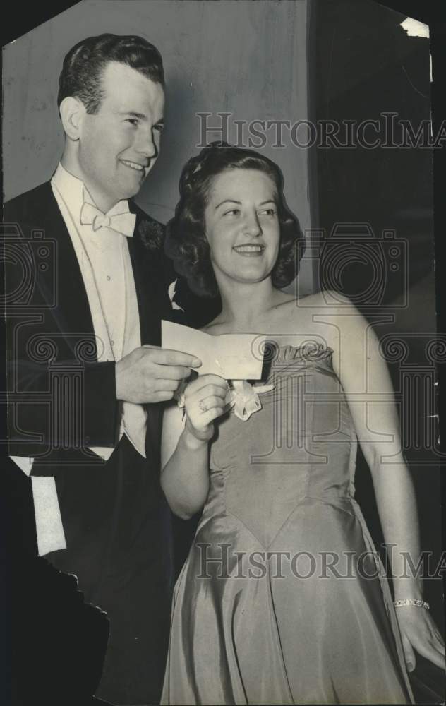 1939 Mr. and Mrs. Harold Woerishofer at Christmas party, Milwaukee. - Historic Images