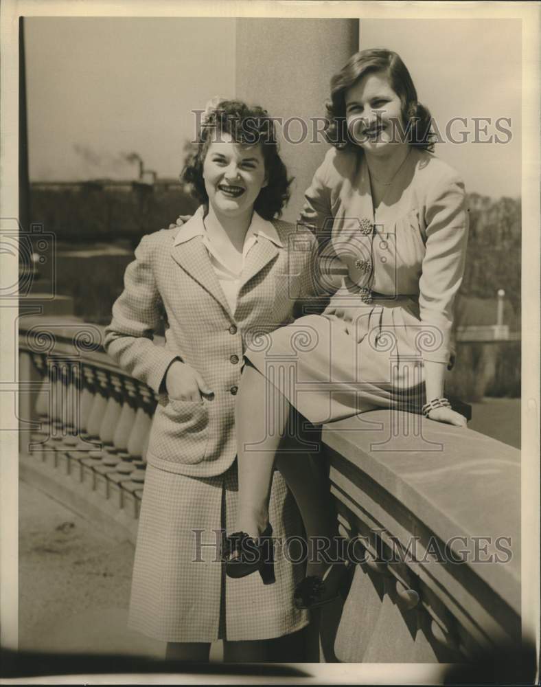 1943 Press Photo Joanne Woesta and Marjorie Shearman on bridge - mjc26599- Historic Images