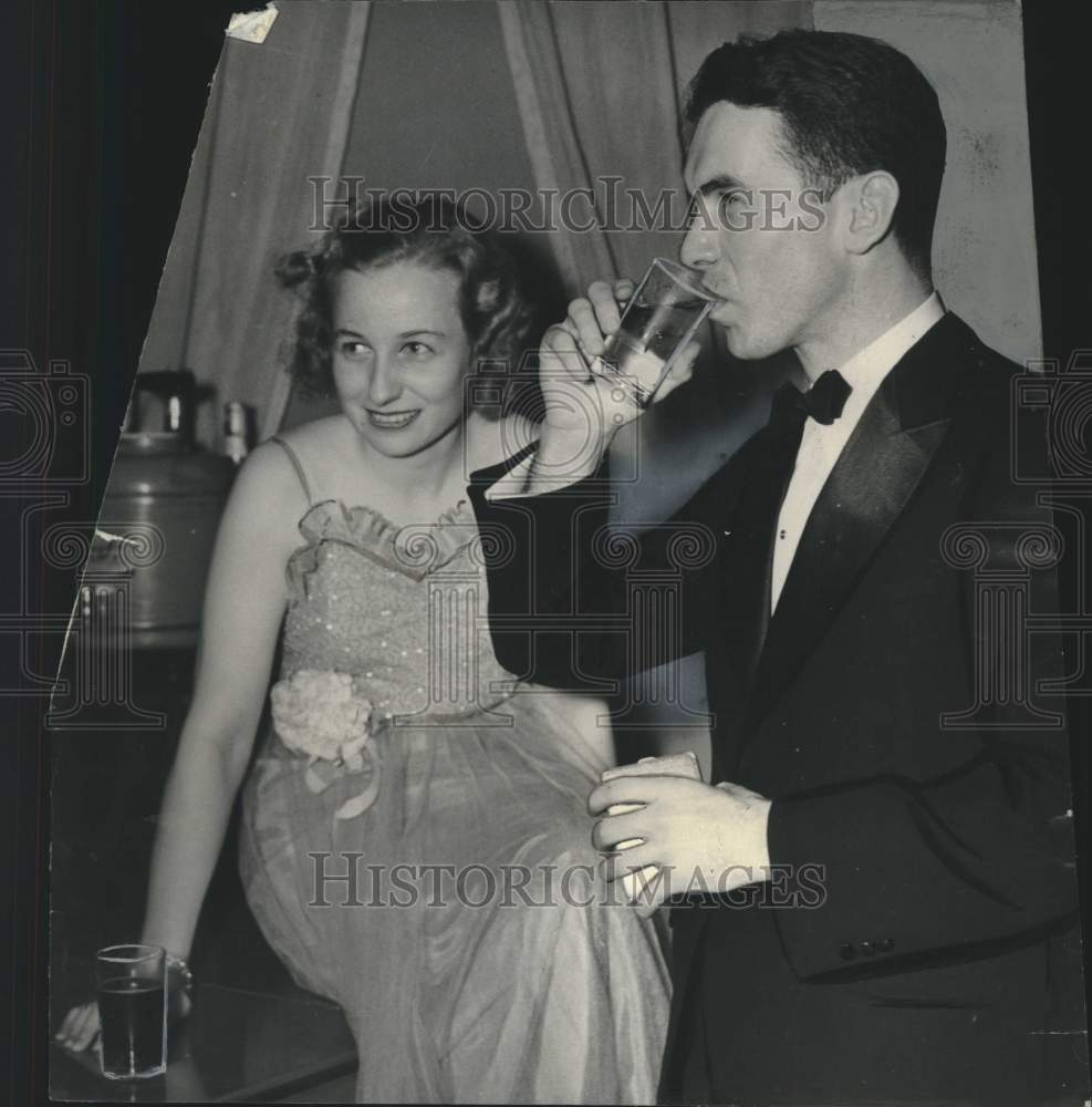 1939, Mrs. Elliott Wolcott and Frank Howell have a drink - mjc26602 - Historic Images