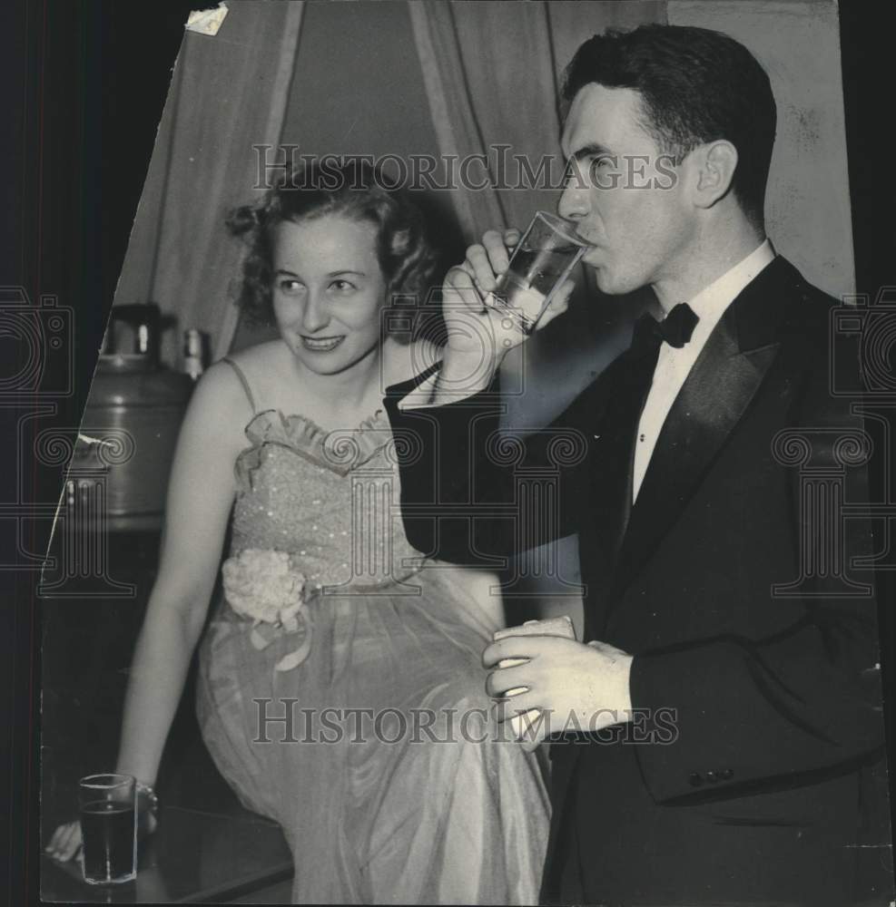 1939, Mrs. Elliott Wolcott and Frank Howell have a drink - mjc26602 ...