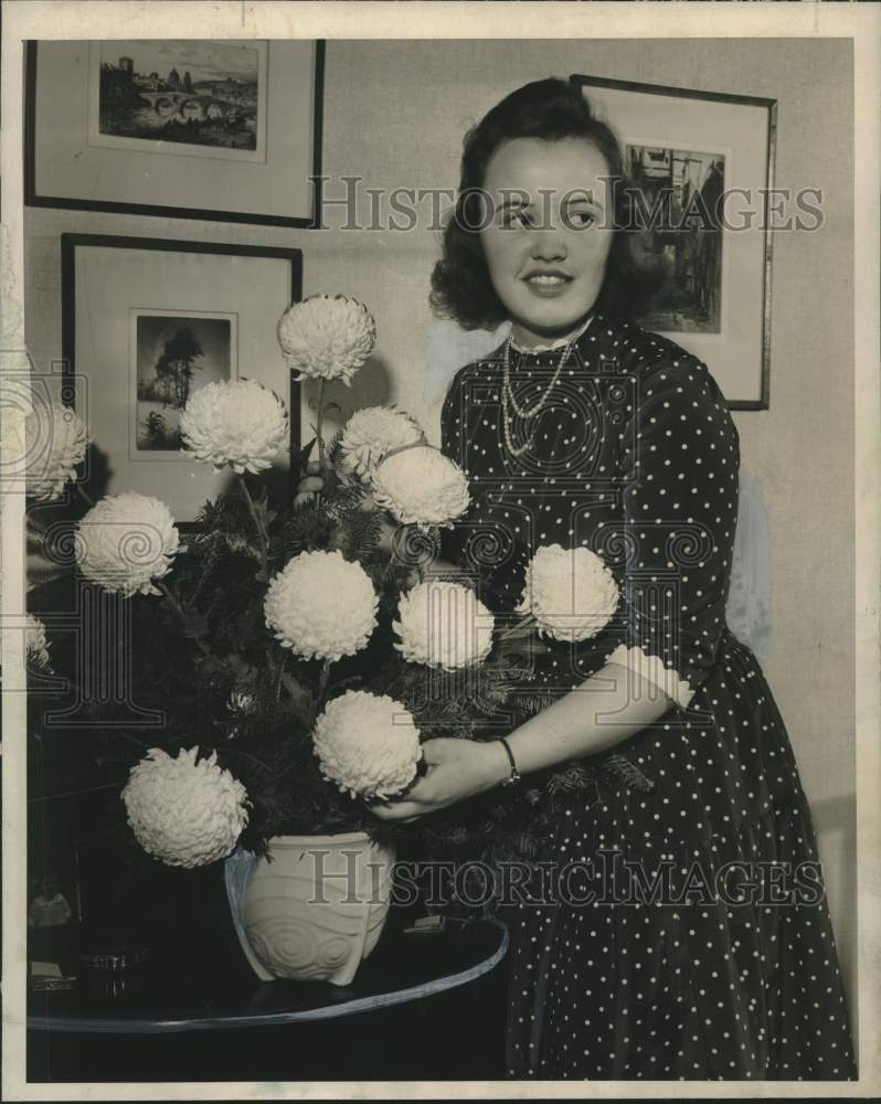 1941, Marjorie Williams at home, North Shepard avenue, Milwaukee - Historic Images