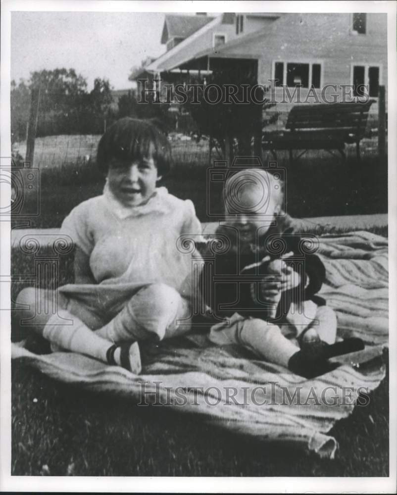 1956 Press Photo Bridey Murphy with her older sister - mjc26668- Historic Images